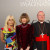 Donatella Versacce, Anna Wintour y un representante del Vaticano posando en una exposición de moda católica