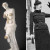 Imagen del 'Abrigo escritorio' de Shchiaparelli y su fuente de inspiración